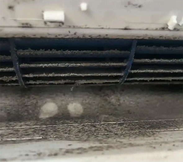 宏伟空调吹的风有股烧焦味是怎么回事